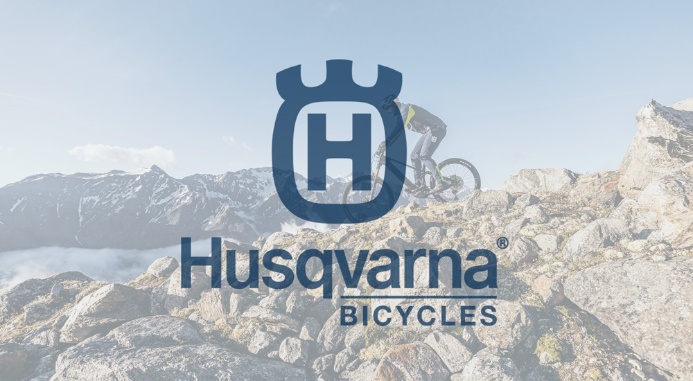Husqvarna Logo vor e-MTB Hintergrund