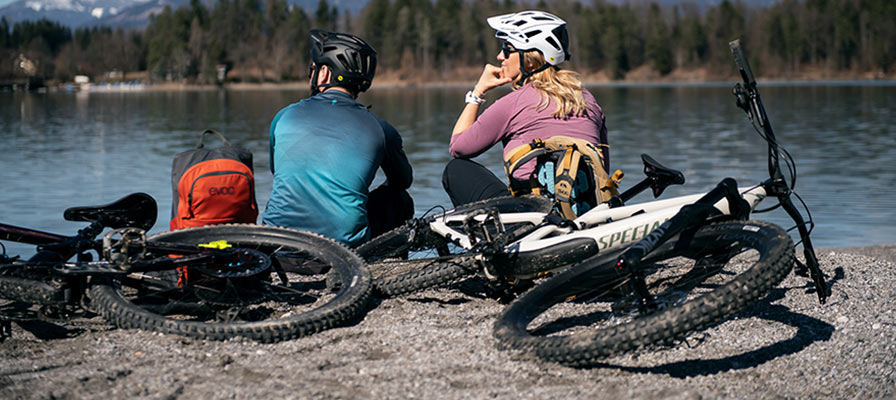 Zwei Mountainbiker am See mit Specialized e-MTBs