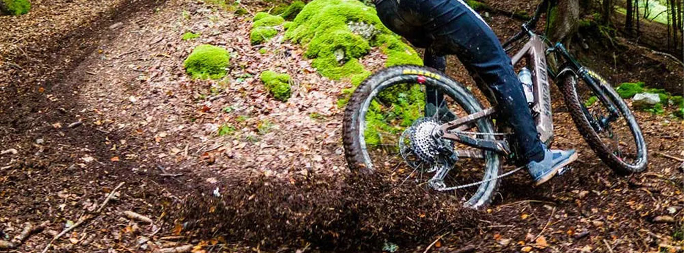 Ein e-MTB Fahrer auf dem Santa Cruz Bullit